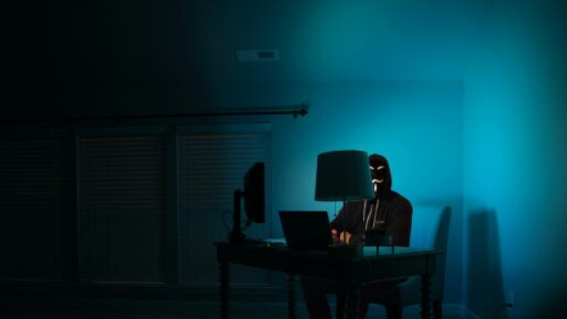 Immagine di un hacker misterioso © unsplash