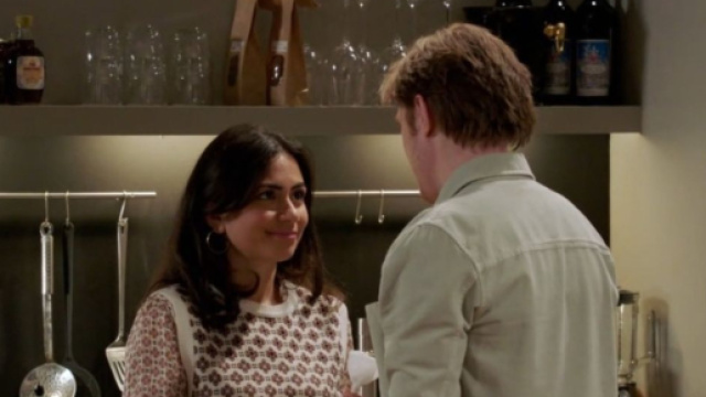 Lele e Theo che si guardano in cucina prima del bacio- &copy; Immagine Mediaset Infinity