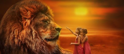Bimbi scherzano con un leone gigantesco - © Pixabay