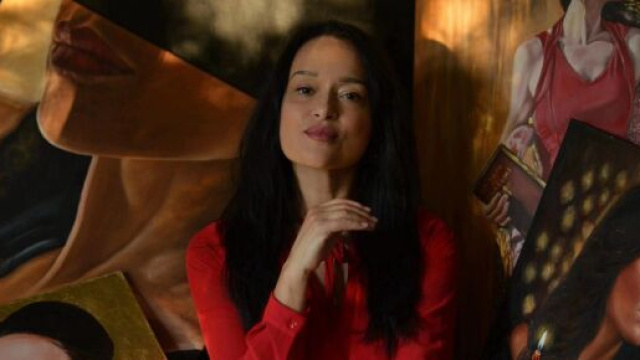 L'artista Moira Lena Tassi con le sue opere &copy; Moira Lena Tassi.