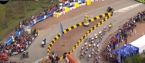 Ciclismo, la chicane alla Roubaix dello scorso anno - © Screenshot Eurosport.