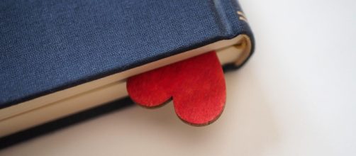 Un cuore dentro a un libro (©pixabay.com)