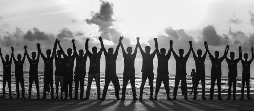 Un gruppo di amici intorno al mare © Pixabay.
