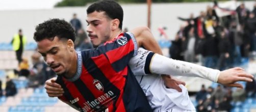 Il centrocampista brasiliano Jonathan Silva del Crotone - © Facebook / Lega Pro