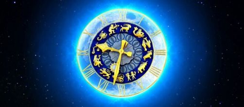 Orologio con i segni zodiacali © Pixabay