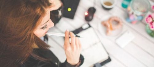 Ragazza al lavoro con una penna © Pixabay