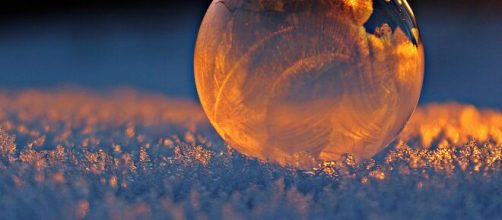 Sfera di vetro sul ghiaccio © Immagine di Pexels.com