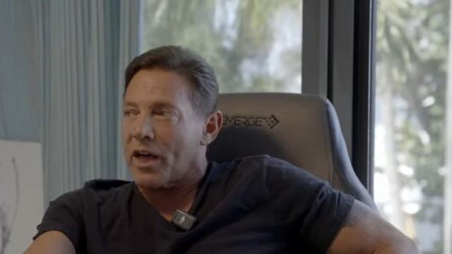 Jordan Belfort, il vero Wolf of Wall Street, durante l'intervista a Gurulandia | Immagine: YouTube