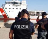 Agenti in attesa dello sbarco a Crotone © Polizia di Stato