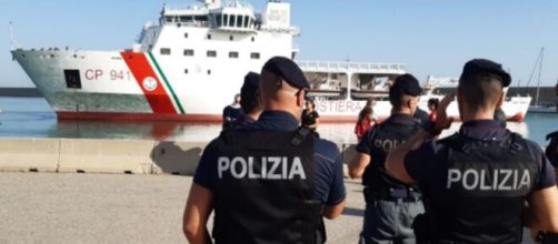 Agenti in attesa dello sbarco a Crotone © Polizia di Stato