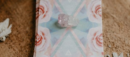 Mazzo di carte con pietra- © Pexels.