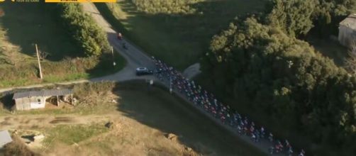 Una macchina sul percorso all'Étoile de Bessèges - © Screenshot Eurosport.