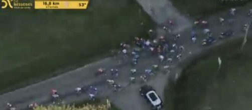 Un'auto sul percorso dell'Etoile de Bessèges © screenshot Eurosport