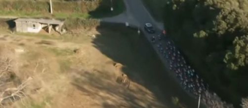 Ciclismo, una macchina sul percorso dell'Étoile de Bessèges - © Screenshot Eurosport.