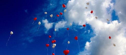 Dei palloncini colorati in cielo (© pixabay)