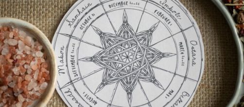 Lo schema zodiacale disegnato a matita © Pexels