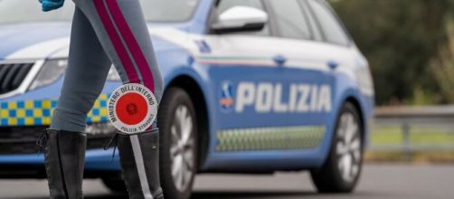 Auto con agente in servizio © Polizia di Stato