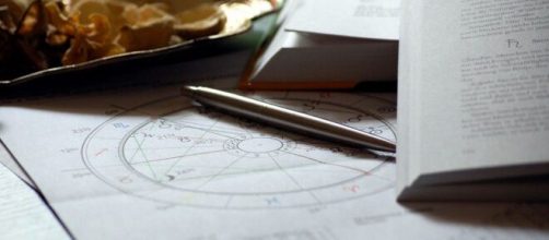 Penna e simboli dei segni zodiacali - Foto da © Pixabay.