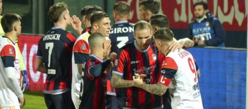Un momento di gioco della gara tra Crotone e Potenza - © Francesco Trabassi