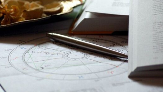 Penna e simboli dei segni zodiacali - Foto da © Pixabay.