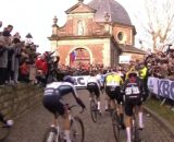 Il passaggio della Het Nieuwsblad sul Geraardsbergen - © Screenshot Eurosport