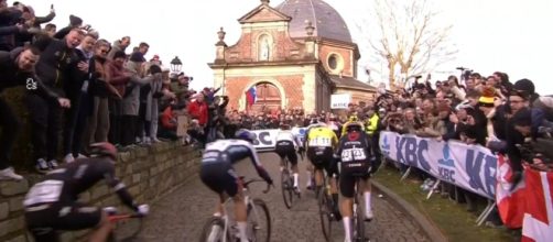Il passaggio della Het Nieuwsblad sul Geraardsbergen - © Screenshot Eurosport