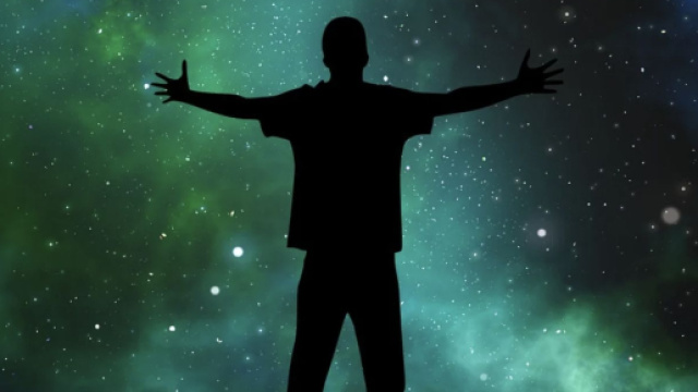 Ombra di un uomo tra le stelle - © Pixabay.