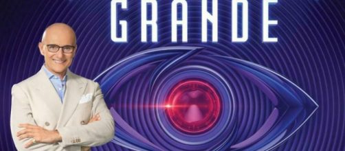 Alfonso Signorini e il logo del Grande Fratello ©Mediaset.