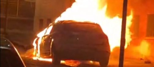 Auto in fiamme a Reggio Calabria - © Youtube.