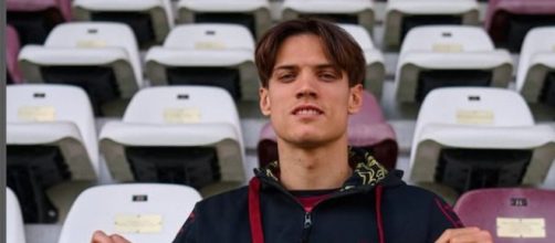 Samuele Ricci con la maglia celebrativa per le cento presenze con il Torino © Instagram