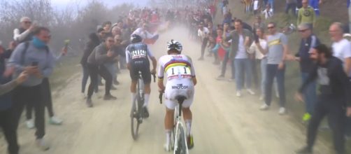 Tadej Pogačar e Tom Pidcock alla Strade Bianche - © Screenshot Eurosport.