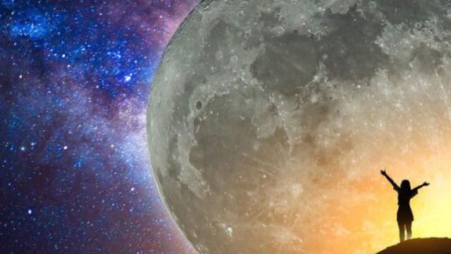 Donna che osserva la luna e le stelle dell'oroscopo © Pixabay.