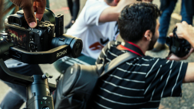 Giornalisti all'opera con videocamere e macchine fotografiche in mano - Foto © Pexels