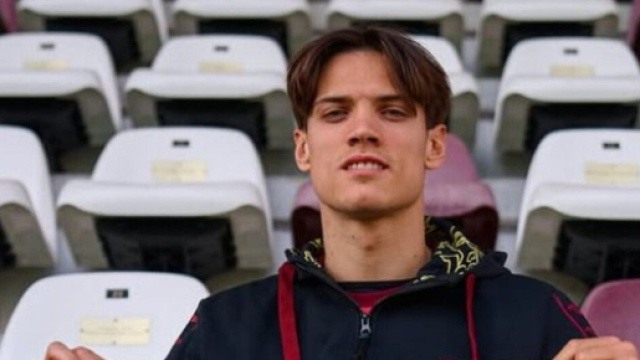 Samuele Ricci con la maglia celebrativa per le cento presenze con il Torino © Instagram