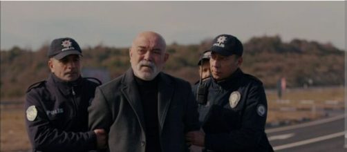 Il personaggio di Sezai in una scena di Tradimento © Mediaset.