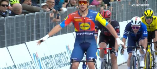 Jonathan Milan vince a Follonica- © Screenshot Eurosport