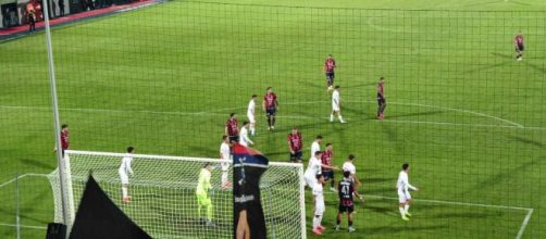 Un momento di gioco della gara d'andata tra Crotone e Benevento © Francesco Trabassi