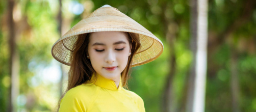 In foto ragazza con un vestito giallo e cappello © Immagine di Pexels.