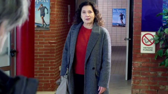 Michele (Alberto Rossi) osserva una misteriosa donna interpetrata dall'attrice Maria Cristina Mastrangeli &copy; Un posto al sole Rai.