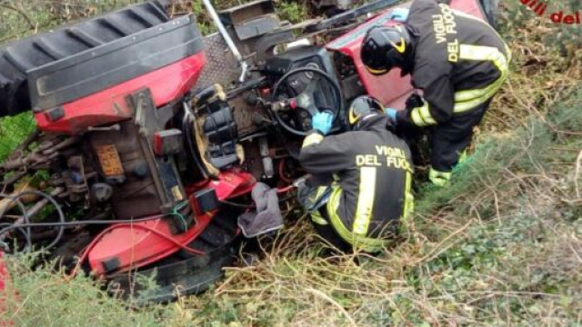 Un trattore ribaltato, intervento dei Vigili del Fuoco - &copy; Vigili del Fuoco.