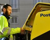 Portalettere con motomezzo aziendale - © Poste Italiane