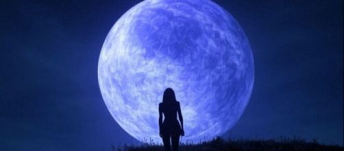 Donna che osserva la luna e le stelle dell'oroscopo © Grok AI X
