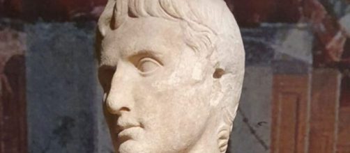 Il busto marmoreo di Caio Giulio Cesare Ottaviano - Foto © Tuttogolfo.it