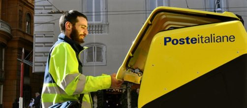 Portalettere con motomezzo aziendale - © Poste Italiane