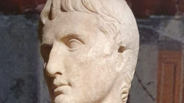 Il busto marmoreo di Caio Giulio Cesare Ottaviano - Foto &copy; Tuttogolfo.it