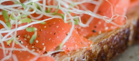 Torta salata di patate croccanti e salmone, una ricetta ideale per una scampagnata