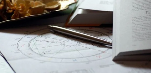 Penna e simboli dei segni zodiacali. Foto da ©Pixabay.
