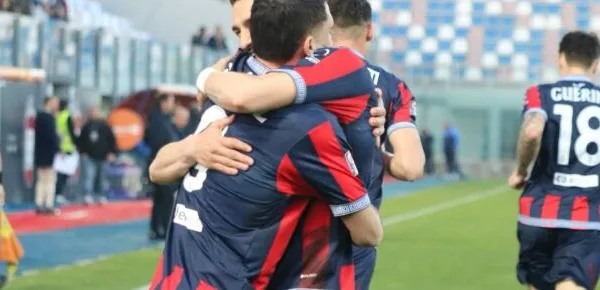 Un momento di esultanza dei calciatori del Crotone - © Facebook / FcCrotone
