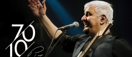 Pino Daniele durante un concerto immagine di repertorio