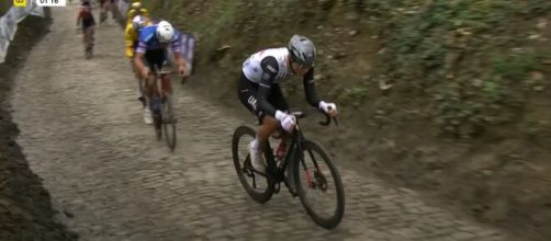 Tadej Pogacar e Mathieu Van der Poel al Giro delle Fiandre - © Screenshot Eurosport